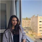 Étudiante en langue qui donne des cours particuliers en primaire et au collège